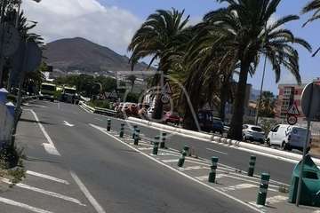 Aparatoso vuelco lateral de un vehículo en la Avenida del Cabildo de Telde/TA.